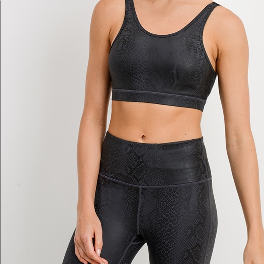 NWT!🥰 Black Mamba Snake Foil Bra & Leggings Set